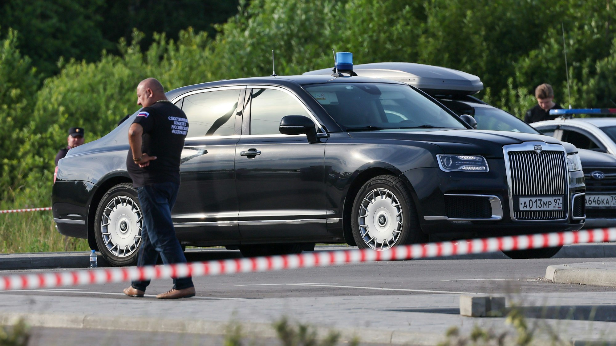 Autos und Mitarbeiter von Sicherheitsdiensten sind an dem Ort zu sehen, an dem die Leiche des ehemaligen russischen Verkehrsministers Roman Starowoit gefunden wurde.