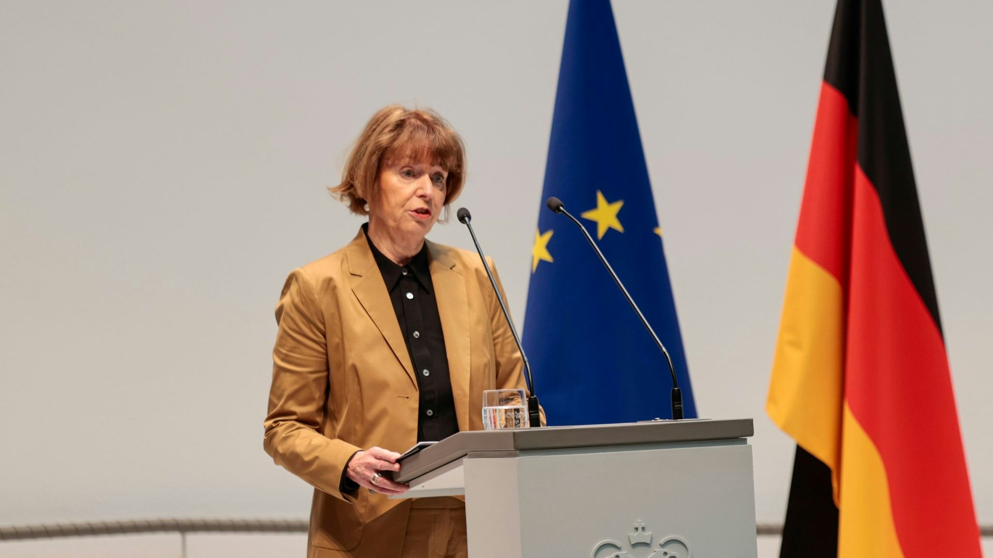 Oberbürgermeisterin Henriette Reker (parteilos) spricht an einem Pult stehend.