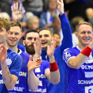 Mehre Handballer des VfL Gummersbach nach einem Spiel.