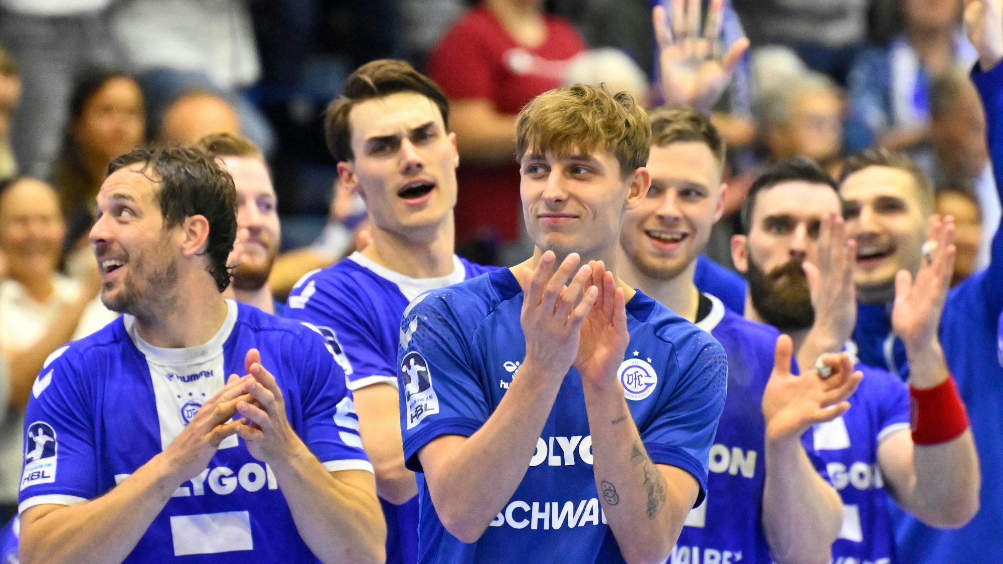 Mehre Handballer des VfL Gummersbach nach einem Spiel.