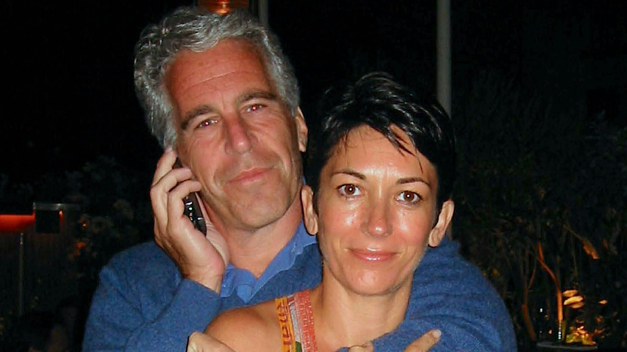 Ein Foto zeigt Ghislaine Maxwell zusammen mit dem Sexualstraftäter Jeffrey Epstein. (Archivbild)
