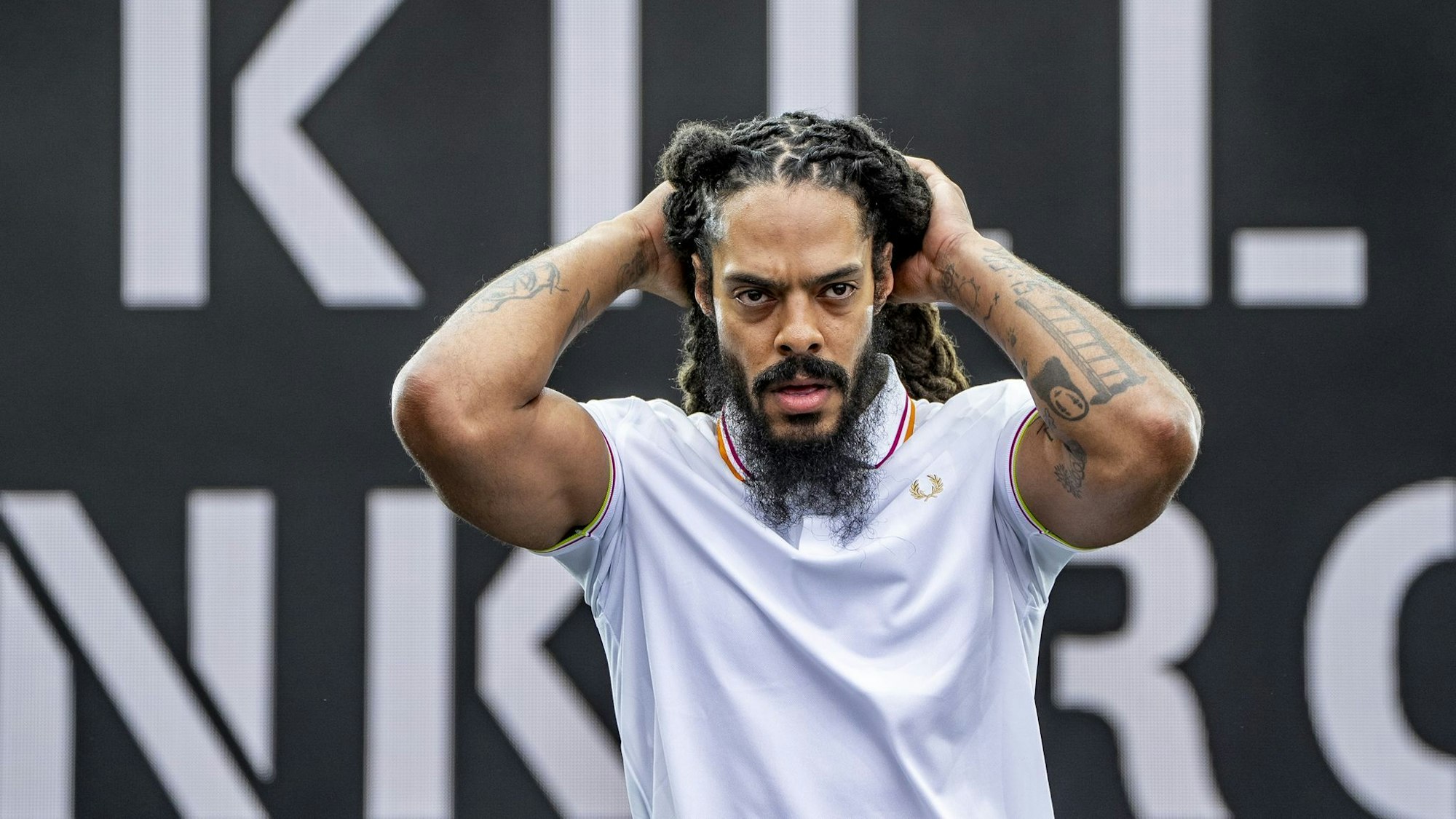 Das Duo Bob Vylan hatte beim Glastonbury-Festival in England einen Eklat ausgelöst. Nun muss sie auf die Teilnahme an einer Europatournee verzichten. (Archivbild)