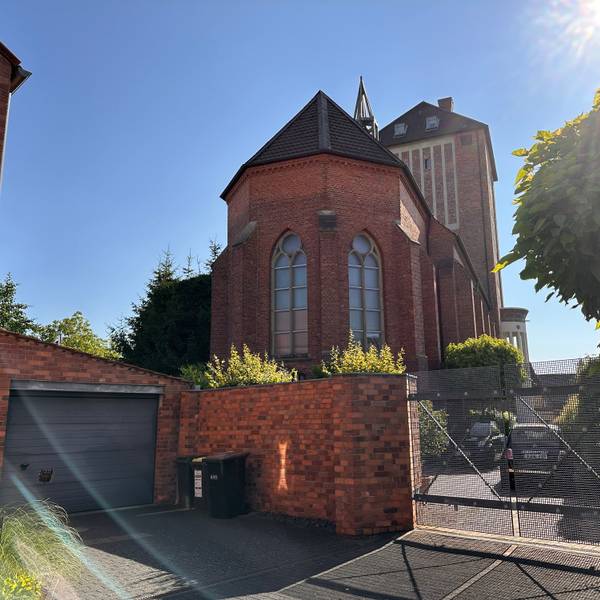 Blick auf die ehemalige Kirche Heilige Drei Könige. Sie wurde 1988 entweiht und dient heute zum Wohnen und Arbeiten.
