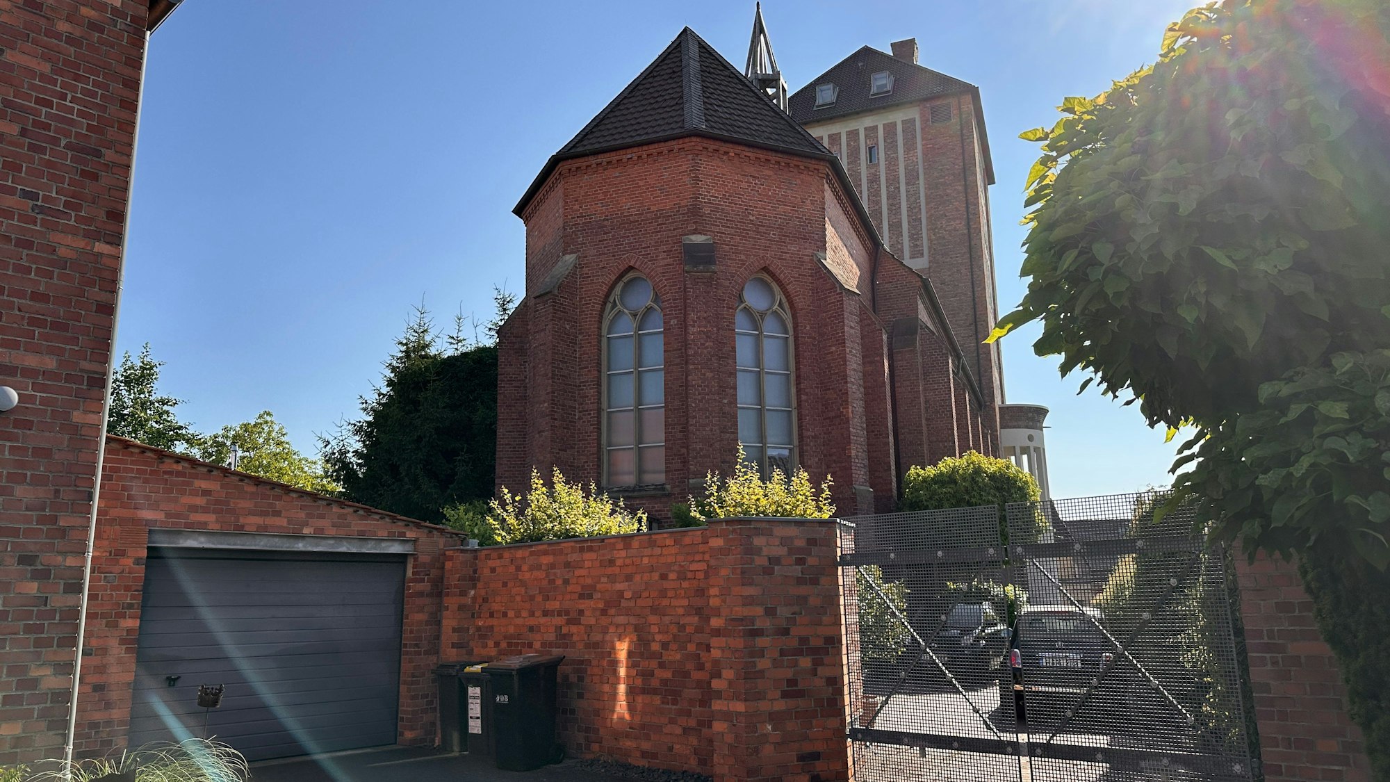 Blick auf die ehemalige Kirche Heilige Drei Könige. Sie wurde 1988 entweiht und dient heute zum Wohnen und Arbeiten.