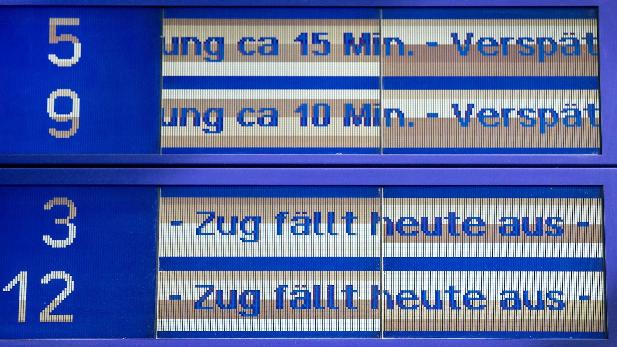 Eine Anzeigentafel am Duisburger Hauptbahnhof zeigt Zugverspätungen und Zugausfälle an.