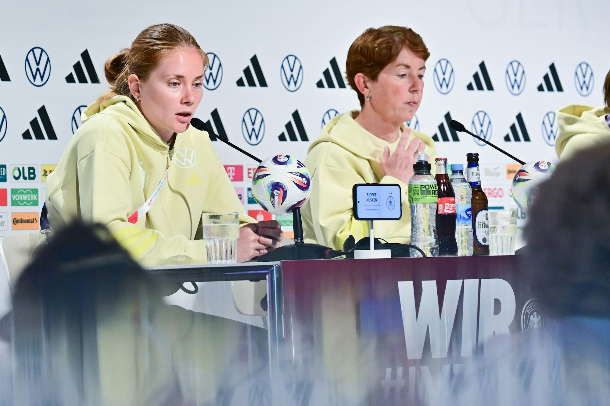 Sjoeke Nüsken (l) und Maren Meinert fordern mehr Bälle auf Stürmerin Lea Schüller.