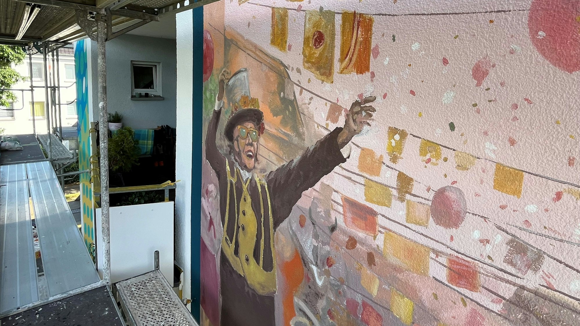 Ein Ausschnitt eines der lokalen Motive, die bei dem Projekt an den Hausfassaden künstlerisch angebracht wurden.