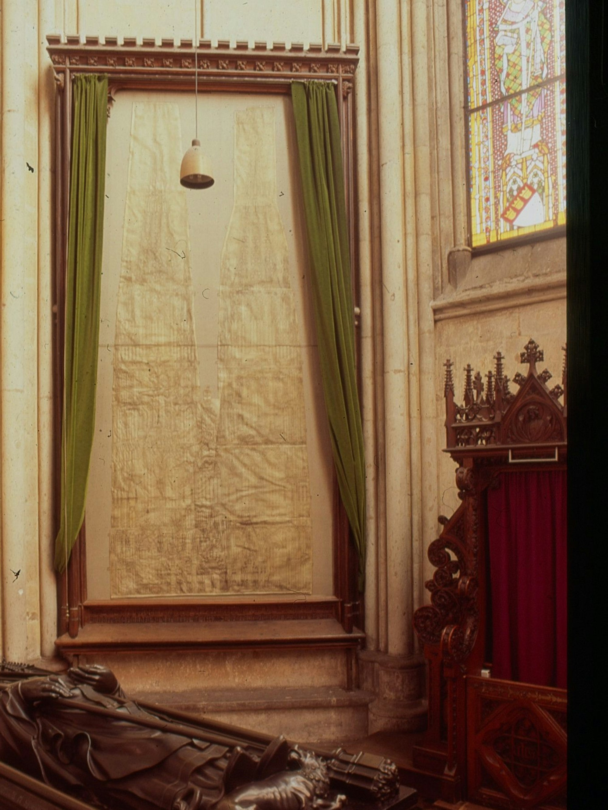 Der Fassadenriss F fristet ein „Schattendasein“ in der Johanneskapelle. Der schwere grüne Vorhang ist in der Regel immer geschlossen.