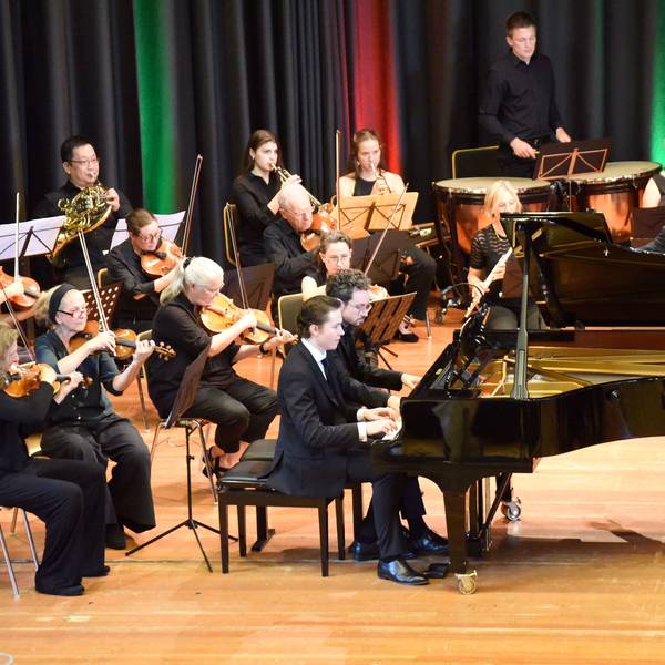 Gabriel Landstedt und Joshua Rupley am Klavier werden vom Symphonieorchester Bergisch Gladbach begleitet.
