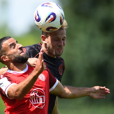 Fußball Testspiel Rot-Weiss Essen - Fortuna Köln am 12.07.2025 am Stadion an der Hafenstrasse in Essen
Ramien Safi ( Rot-Weiss Essen ), links - Georg Strauch ( Fortuna Köln ), rechts
Foto: Thorsten Tillmann / FUNKE Foto Services