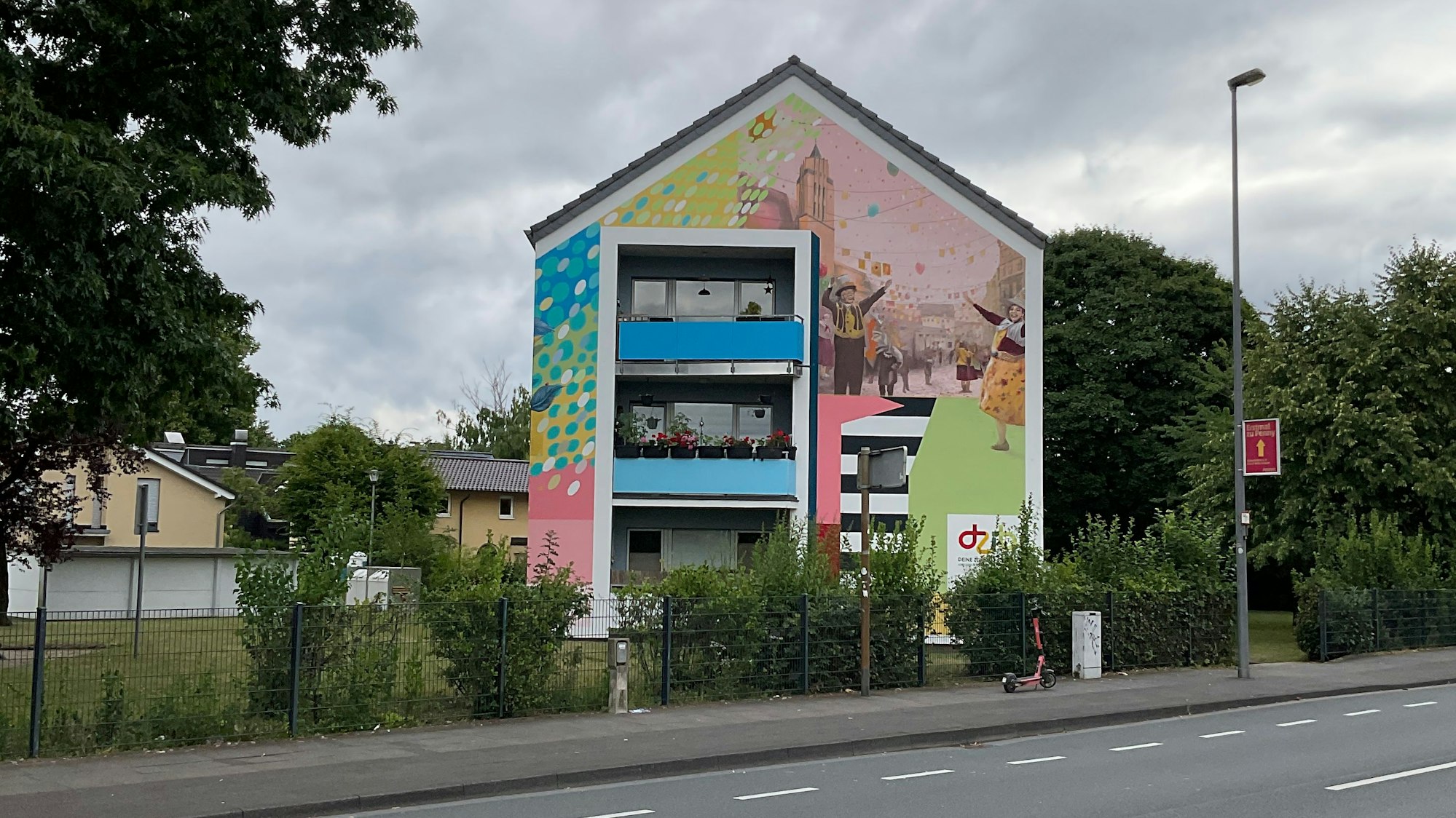 Ein Blick von der Straße auf die Vorderseite einer der zwei gestalteten Hausfassaden in Köln-Porz.