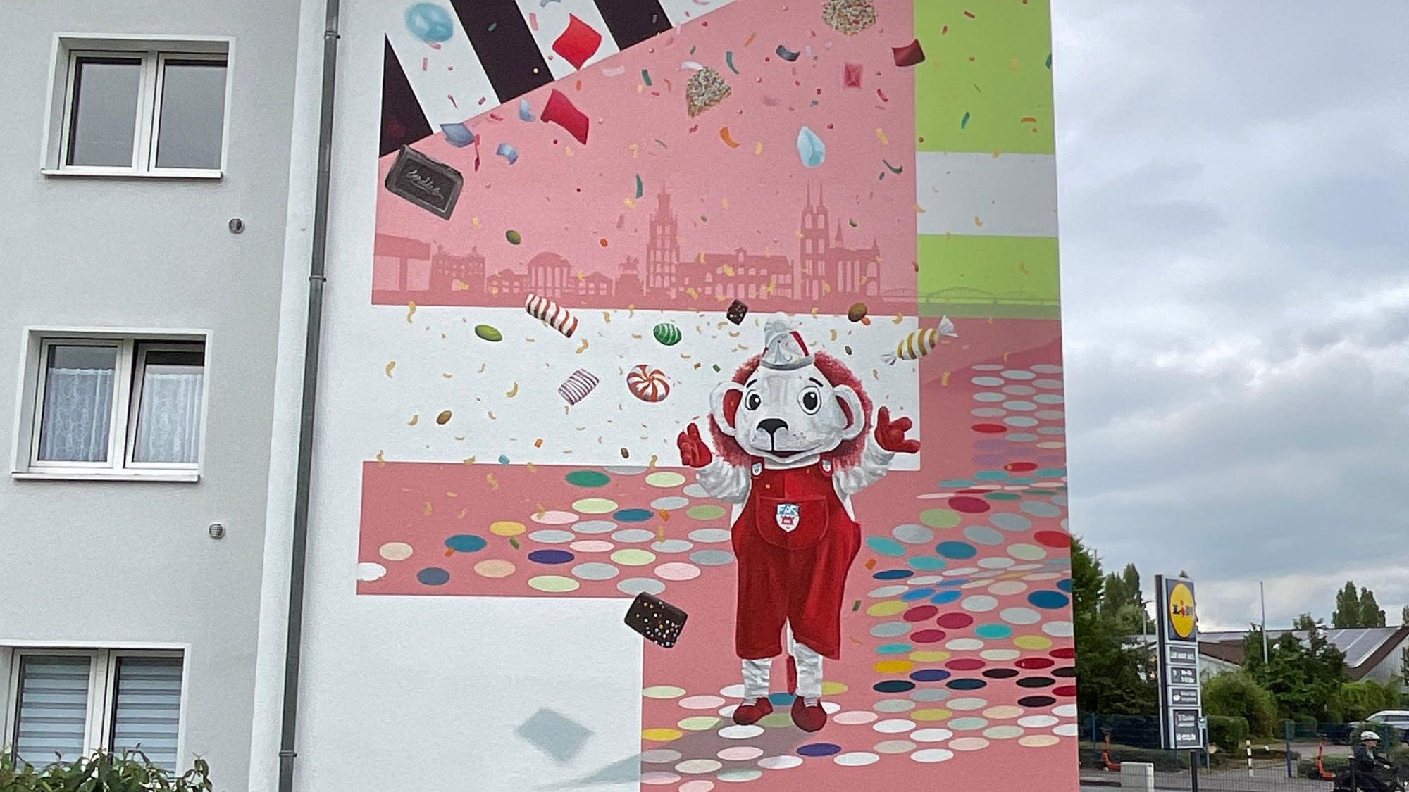 Fidelino, ein Maskottchen für den Porzer Karneval wurde an einer der Hausfassaden gemalt.