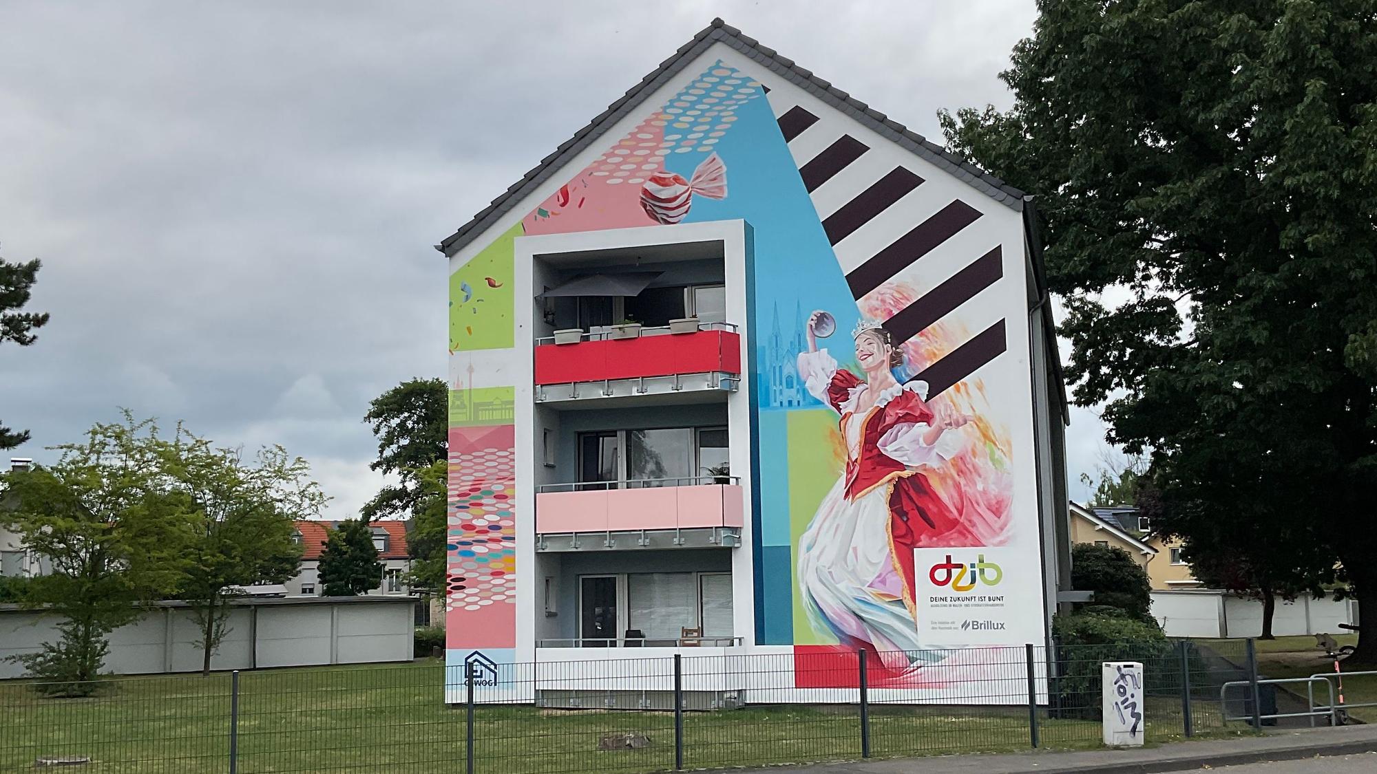 Ein Blick von der Straße auf die Vorderseite einer der zwei gestalteten Hausfassaden in Köln-Porz.