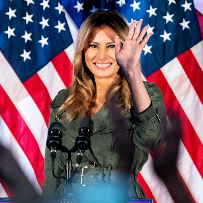 Die amerikanische First Lady Melania Trump winkt bei einer Kundgebung dem Publikum zu. Hinsichtlich des Umgangs mit Russland hat die First Lady offenbar Einfluss auf die Position von US-Präsident Donald Trump. (Archivbild)