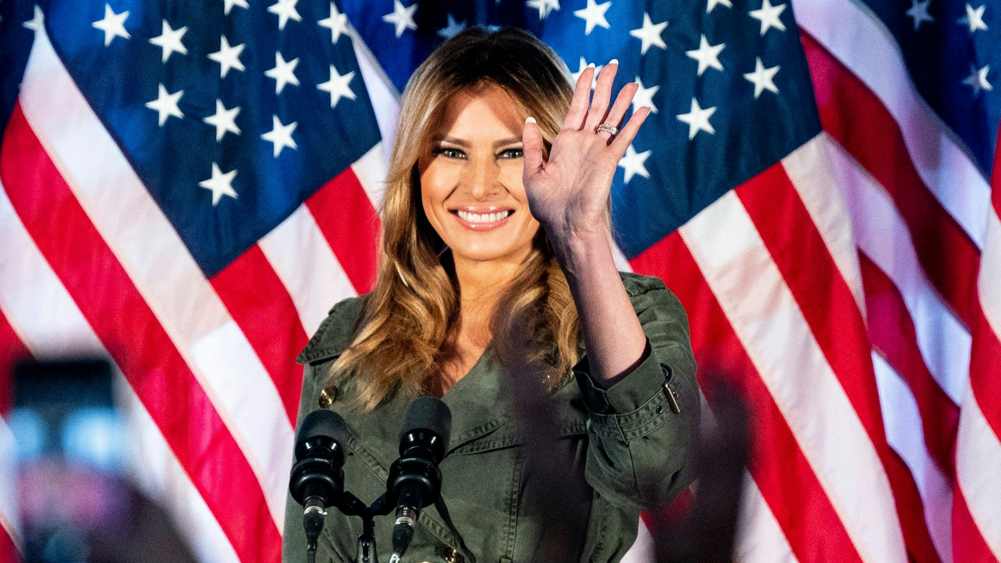Die amerikanische First Lady Melania Trump winkt bei einer Kundgebung dem Publikum zu. Hinsichtlich des Umgangs mit Russland hat die First Lady offenbar Einfluss auf die Position von US-Präsident Donald Trump. (Archivbild)