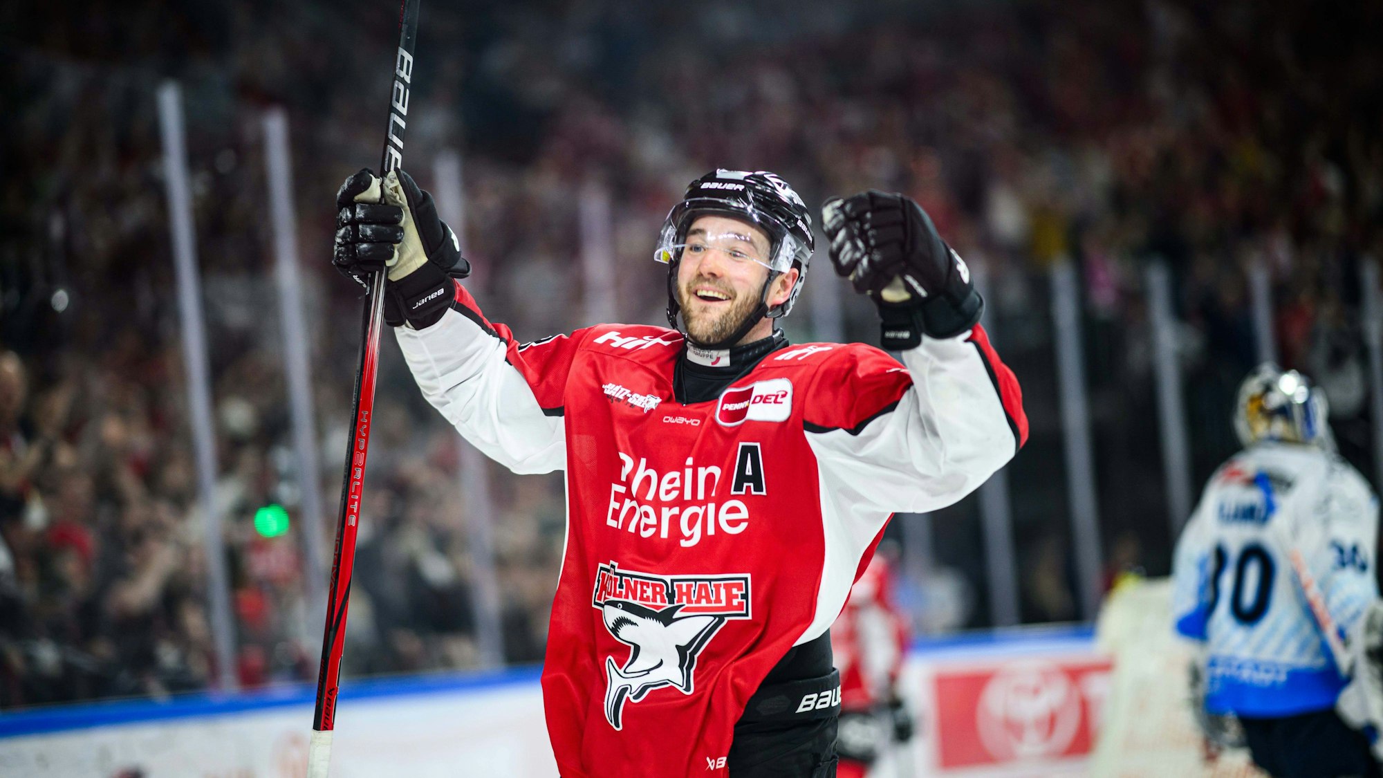 Der Eishockeyspieler Josh Currie mit Kölner Haie Trikot.