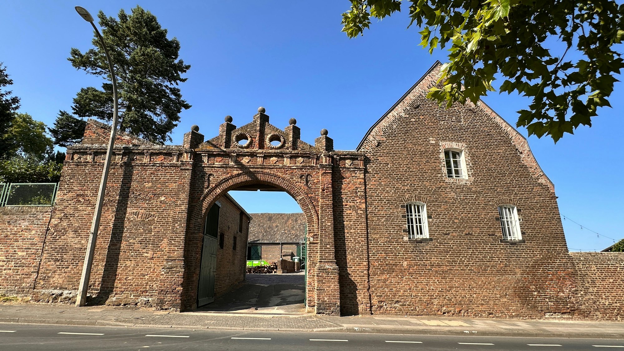 Blick auf die Hofanlage an der Kapellenstraße