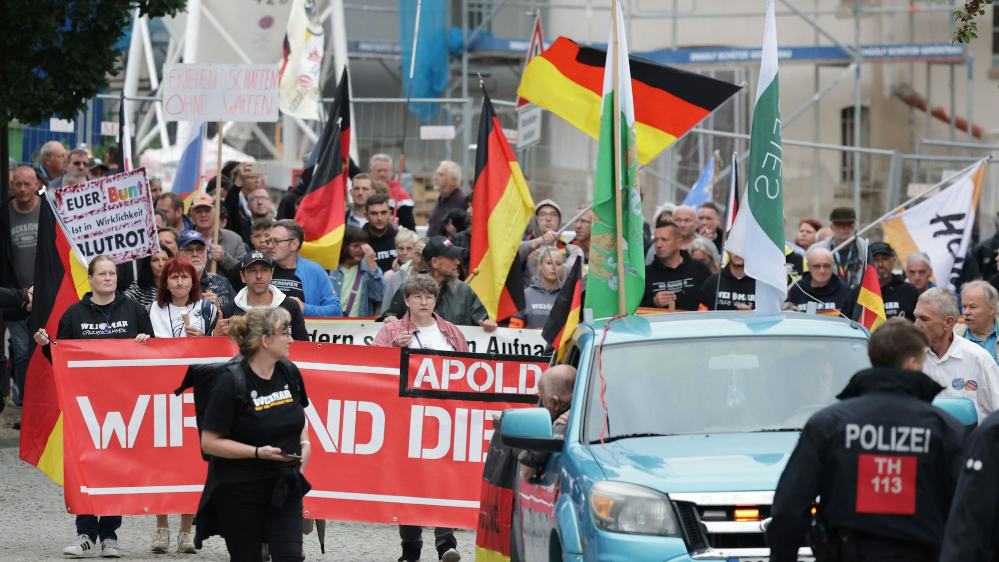 Teilnehmer einer rechten Demonstration gehen durch die Innenstadt. Dazu aufgerufen haben u.a. die Jungen Nationalisten Thüringen. (Symbolbild)