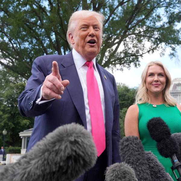 US-Präsident Donald Trump spricht zu den Medien, als er das Weiße Haus verlässt, während die Pressesprecherin des Weißen Hauses, Karoline Leavitt, zusieht.