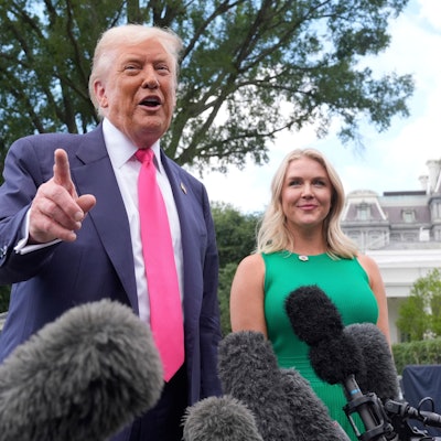 US-Präsident Donald Trump spricht zu den Medien, als er das Weiße Haus verlässt, während die Pressesprecherin des Weißen Hauses, Karoline Leavitt, zusieht.