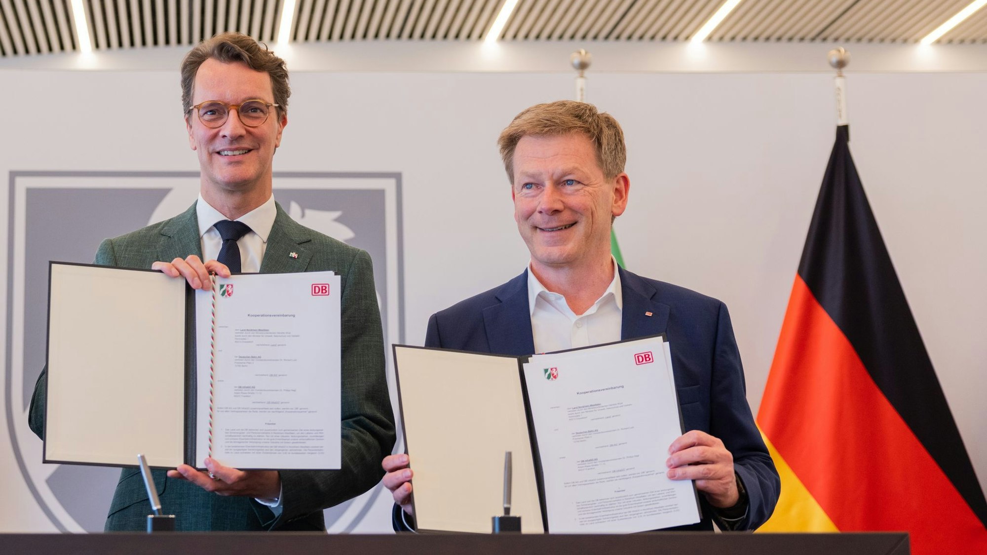 Haben eine Kooperationsvereinbarung unterschrieben: NRW-Ministerpräsident Hendrik Wüst (l) und Bahnchef Richard Lutz.
