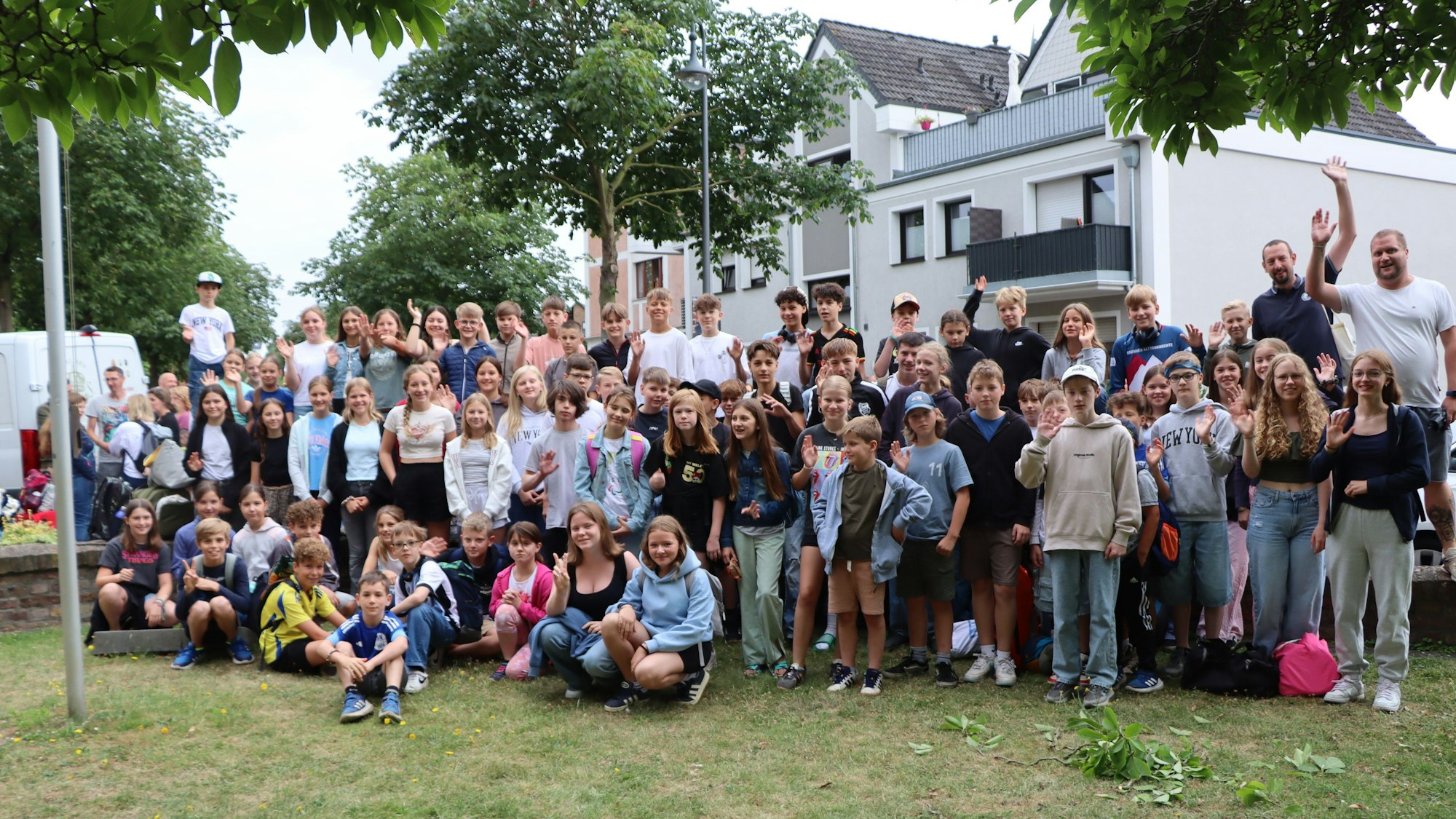 Die Freude über den Ferienstart war den Kindern bei Abfahrt ins Zeltlager anzusehen.