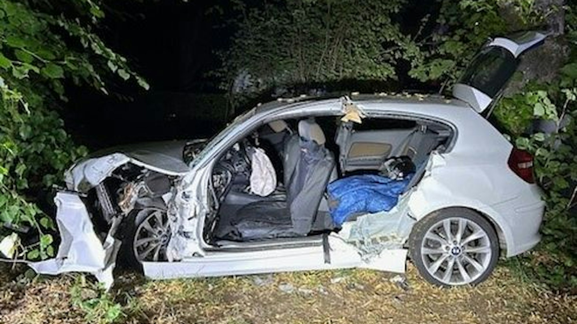Der BMW prallte gegen einen Baum.