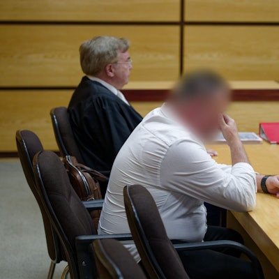 Das Bild zeigt den Angeklagten mit seinem Anwalt.