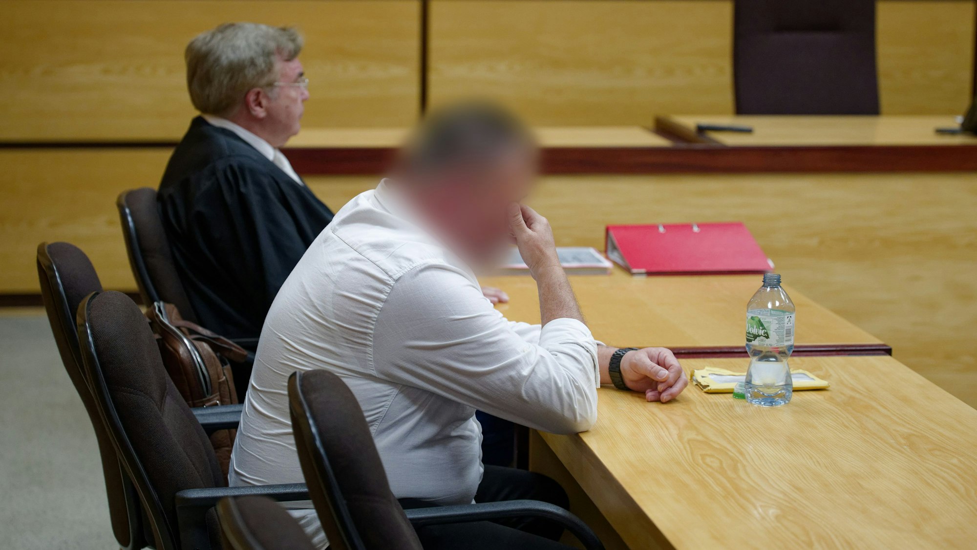 Das Bild zeigt den Angeklagten mit seinem Anwalt.