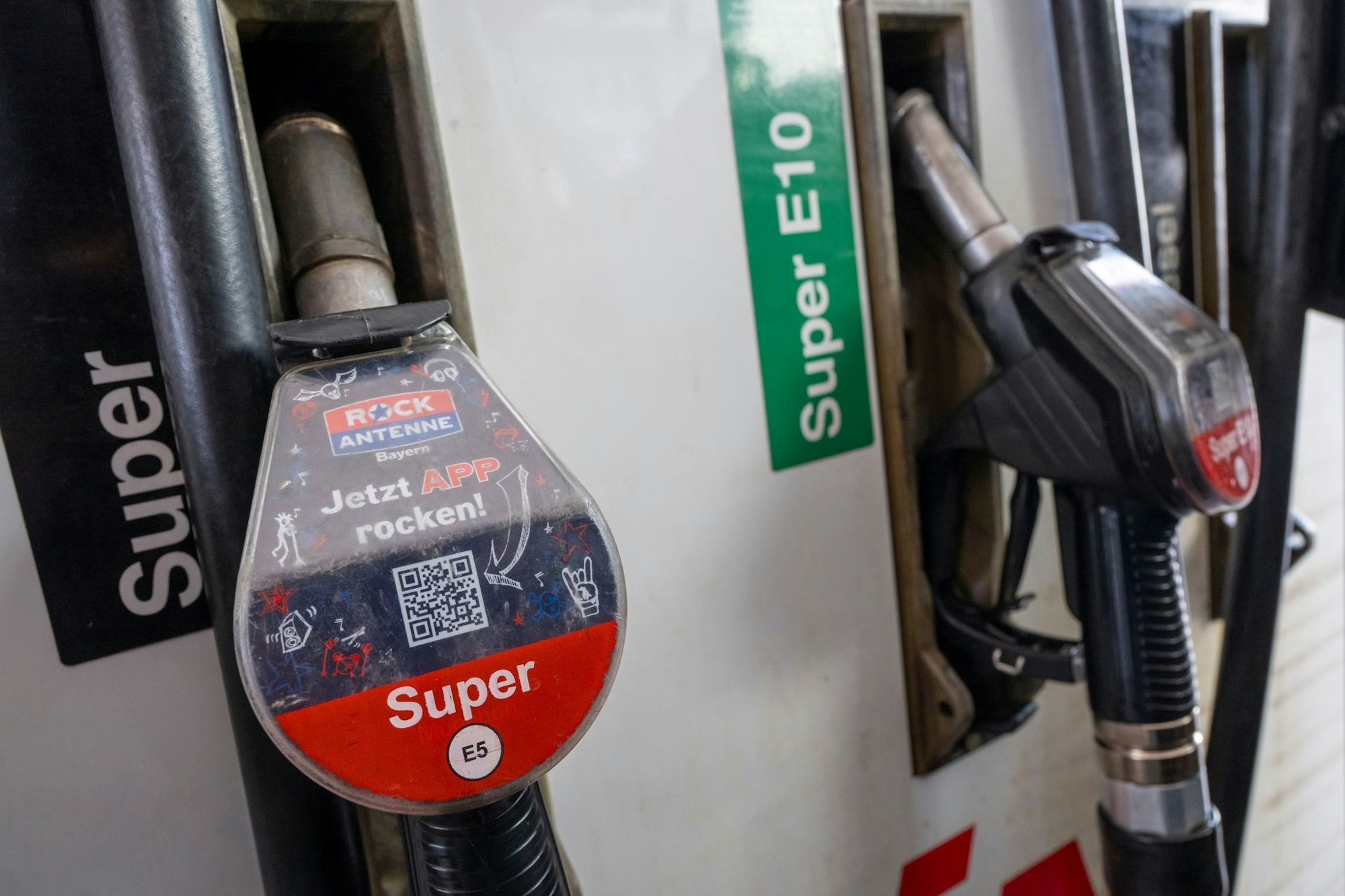 Es gibt mehr als doppelt so viele Benziner wie Diesel - trotzdem wird in Deutschland mehr Diesel verbraucht. (Archivbild)