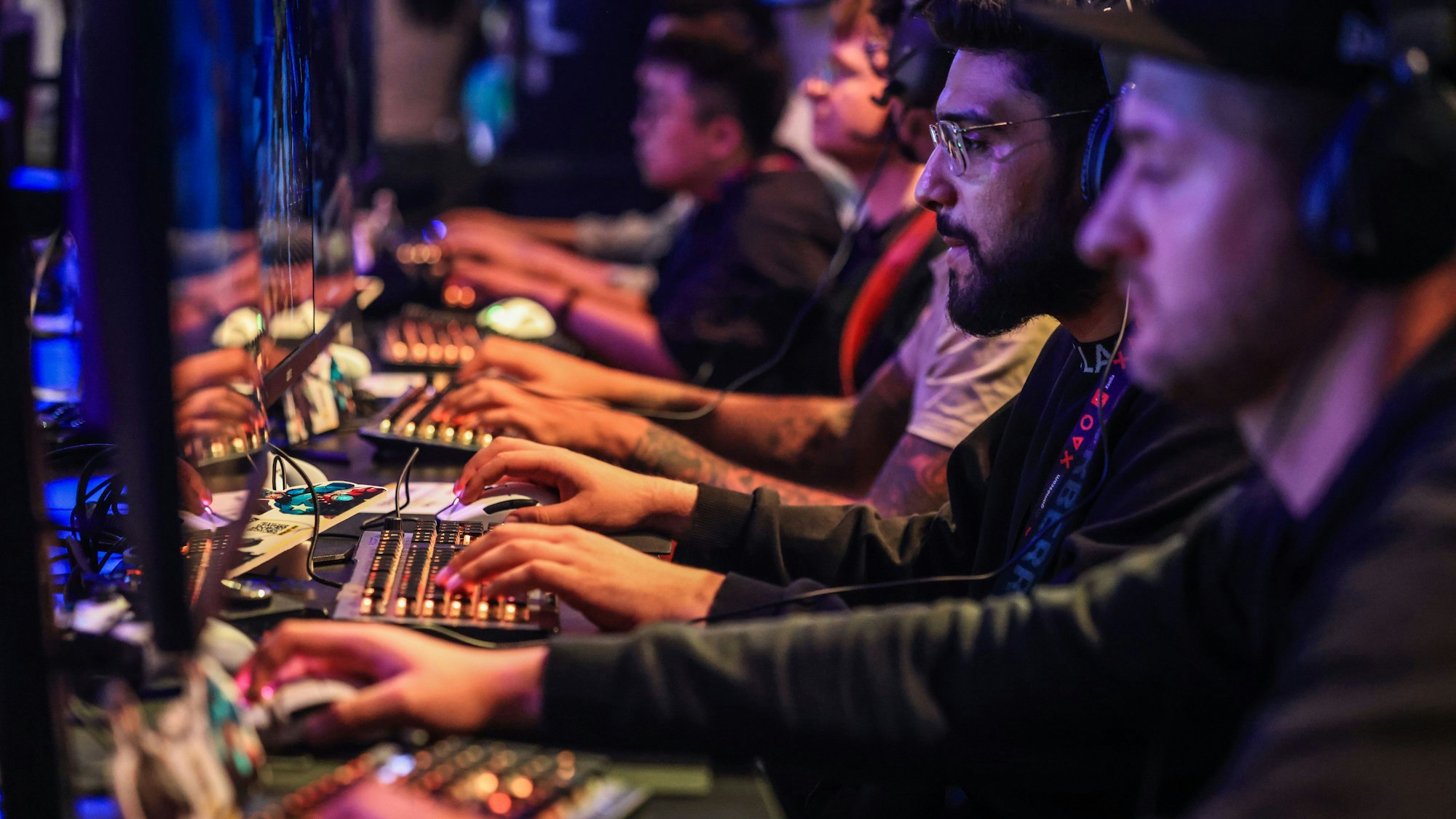 ARCHIV - 21.08.2024, Nordrhein-Westfalen, Köln: Computerspieler sitzen vor Bildschirmen bei der Computer- und Videospielmesse Gamescom. Die Gamescom findet vom 21.-25.08.2024 in Köln statt.