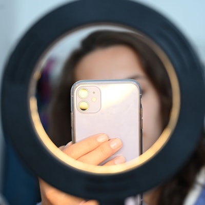 Influencer teilen intime Momente mit ihren Kindern im Netz.