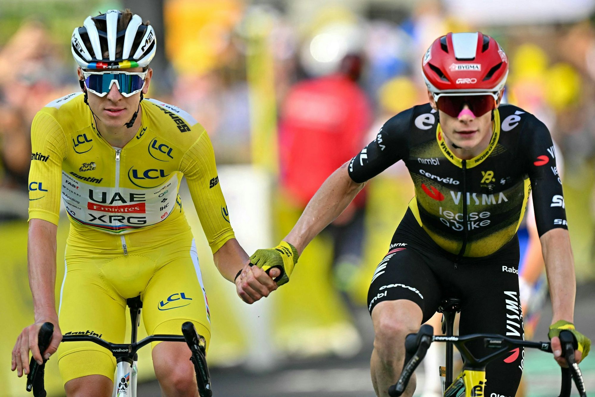 Hand in Hand nach der Zieleinfahrt: Die Stars Tadej Pogacar (l) und Jonas Vingegaard.