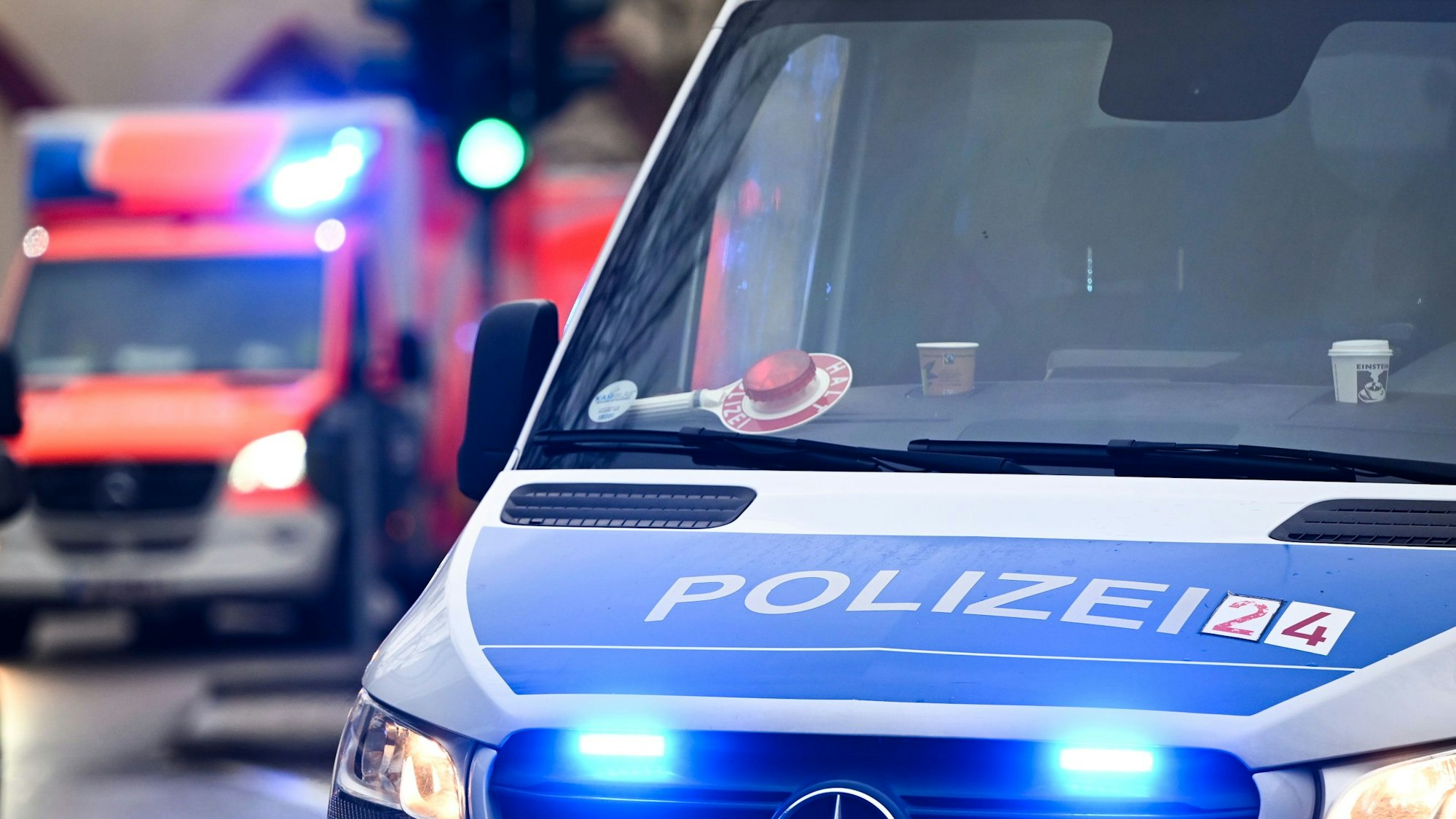 ARCHIV - 04.12.2024, Berlin: Ein Polizeiauto und ein Rettungswagen mit Blaulicht. Ein 19 Jahre alter Autofahrer wurde bei einem Umfall in Friedrichshain verletzt. (zu dpa: «Junger Autofahrer landet an Stahlmast in Friedrichshain») Foto: Jens Kalaene/dpa +++ dpa-Bildfunk +++
