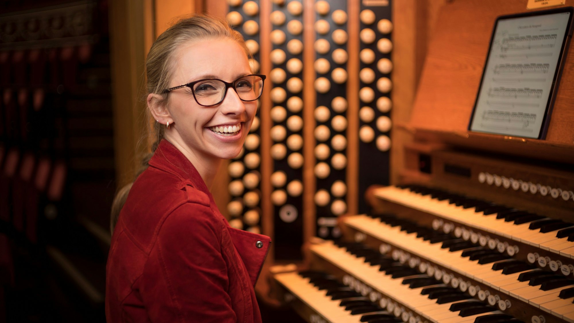 Die britische Organistin Anna Lapwood hat 1,1 Millionen Follower auf Instagram. Zu ihren Gratiskonzerten im Kölner Dom wollten 13.000 Menschen. Im Oktober kommt sie nach Troisdorf.