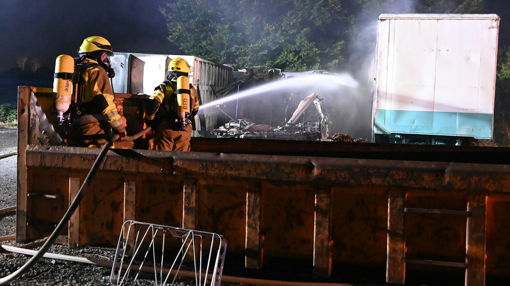 40 Feuerwehrleute waren in Bedburg im Einsatz. Ein Bus und ein Anhänger waren in Brand geraten.