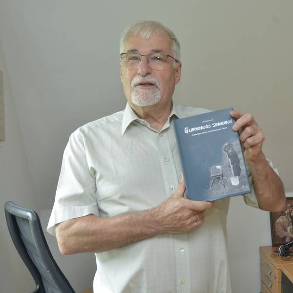 Ulf Hohmuth mit seinem Buch „Gebrochenes Schweigen“, mit dem er am Wettbewerb „Mein größter Gewinn“ teilnimmt.