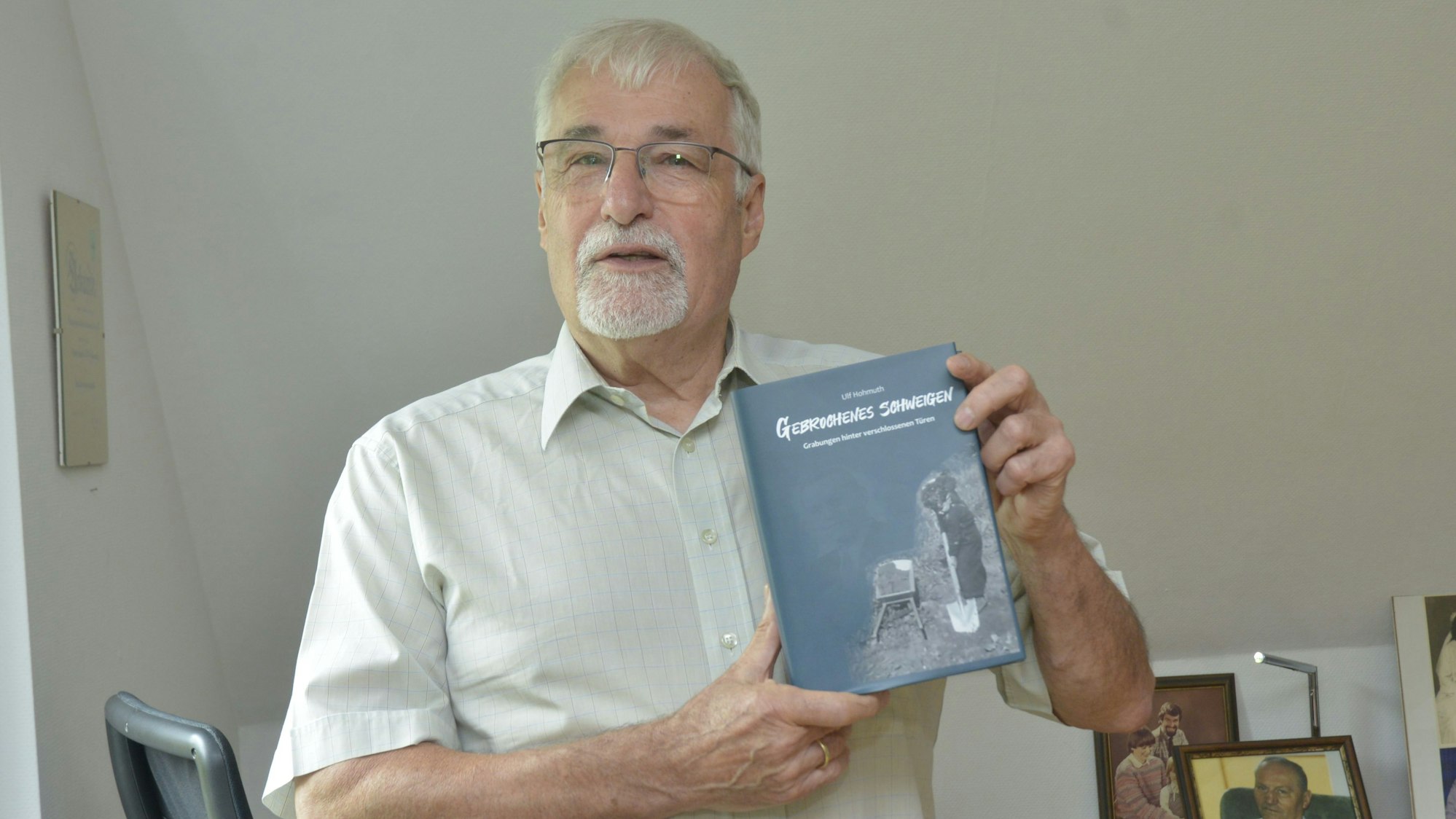 Ulf Hohmuth mit seinem Buch „Gebrochenes Schweigen“, mit dem er am Wettbewerb „Mein größter Gewinn“ teilnimmt.