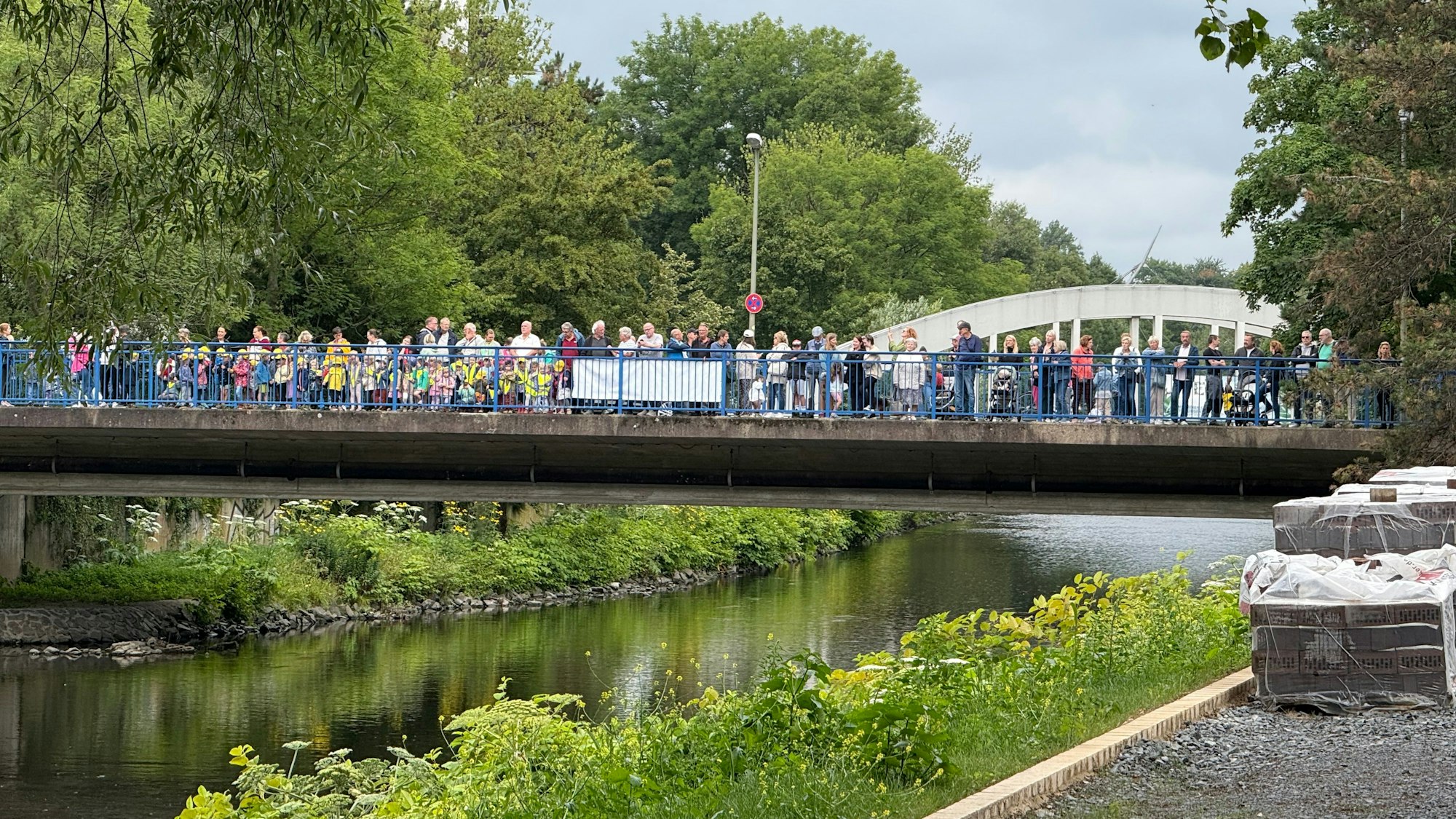 Viele beobachten das Ereignis von der nächstgelegenen Brücke aus