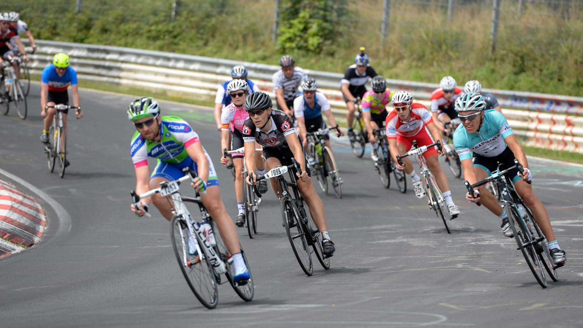 Zahlreiche Radfahrer fahren bei einem Rennen über den Nürburgring.