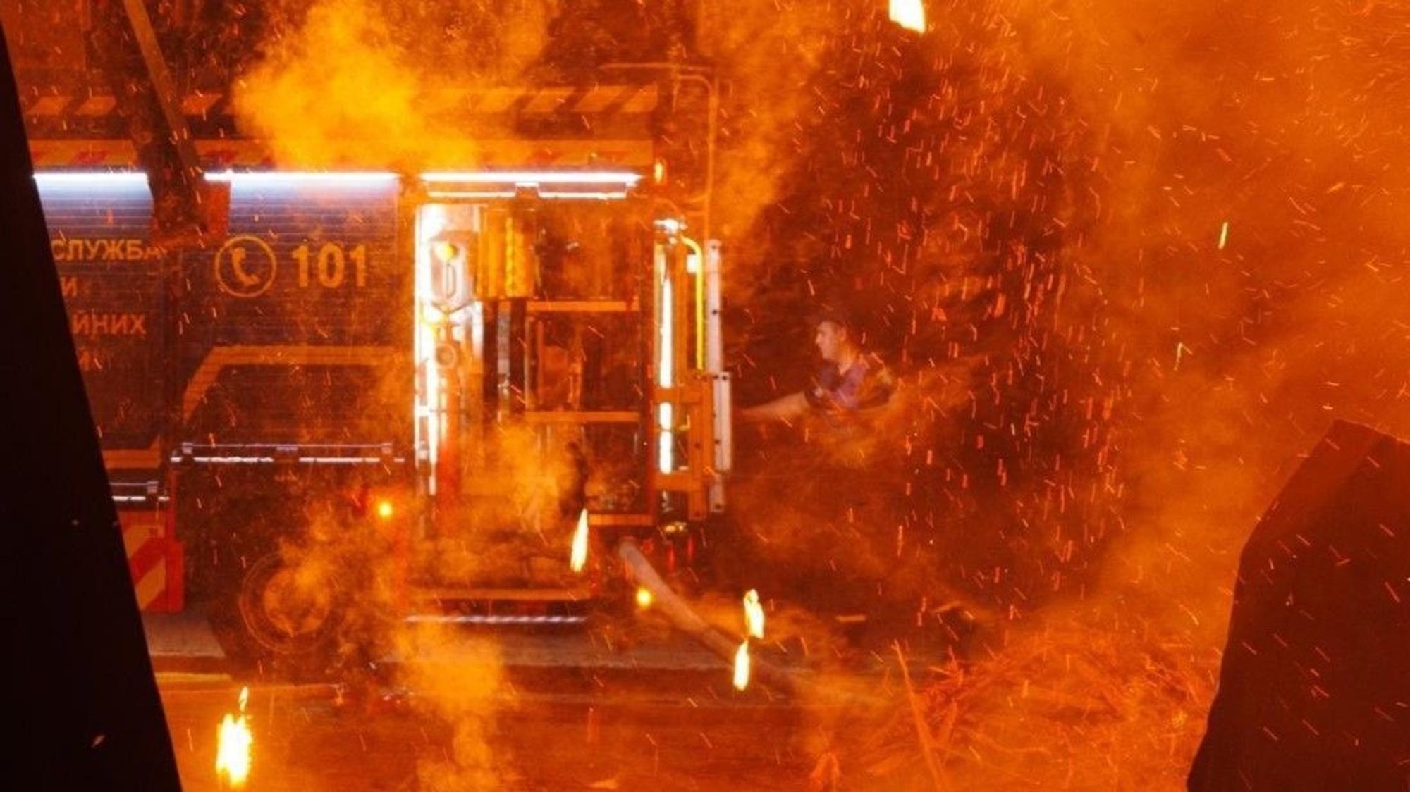Ein vom staatlichen Notfalldienst der Ukraine veröffentlichtes Foto zeigt ein Feuer auf einem Werksgelände in Stadt Winnyzja nach einem russischen Drohnenangriff.