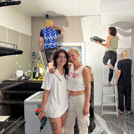 Julia Vander und Anna-Sophie Schmitz eröffnen den Kiosk "Lui & Flitze" im Agnesviertel.