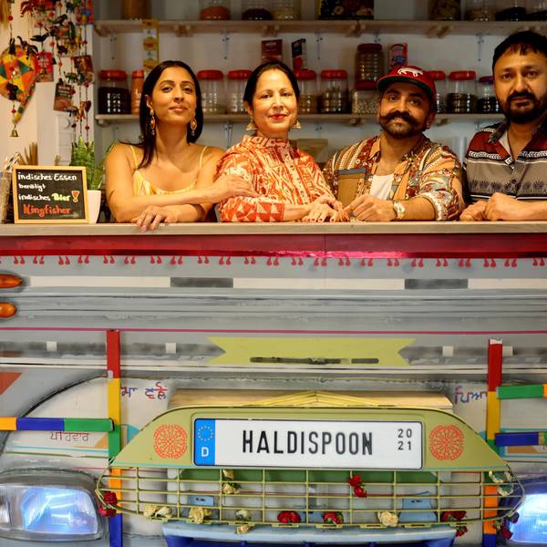 Indisches Streetfood servieren „Mama“ (2. von links) und ihr Team in Köln.