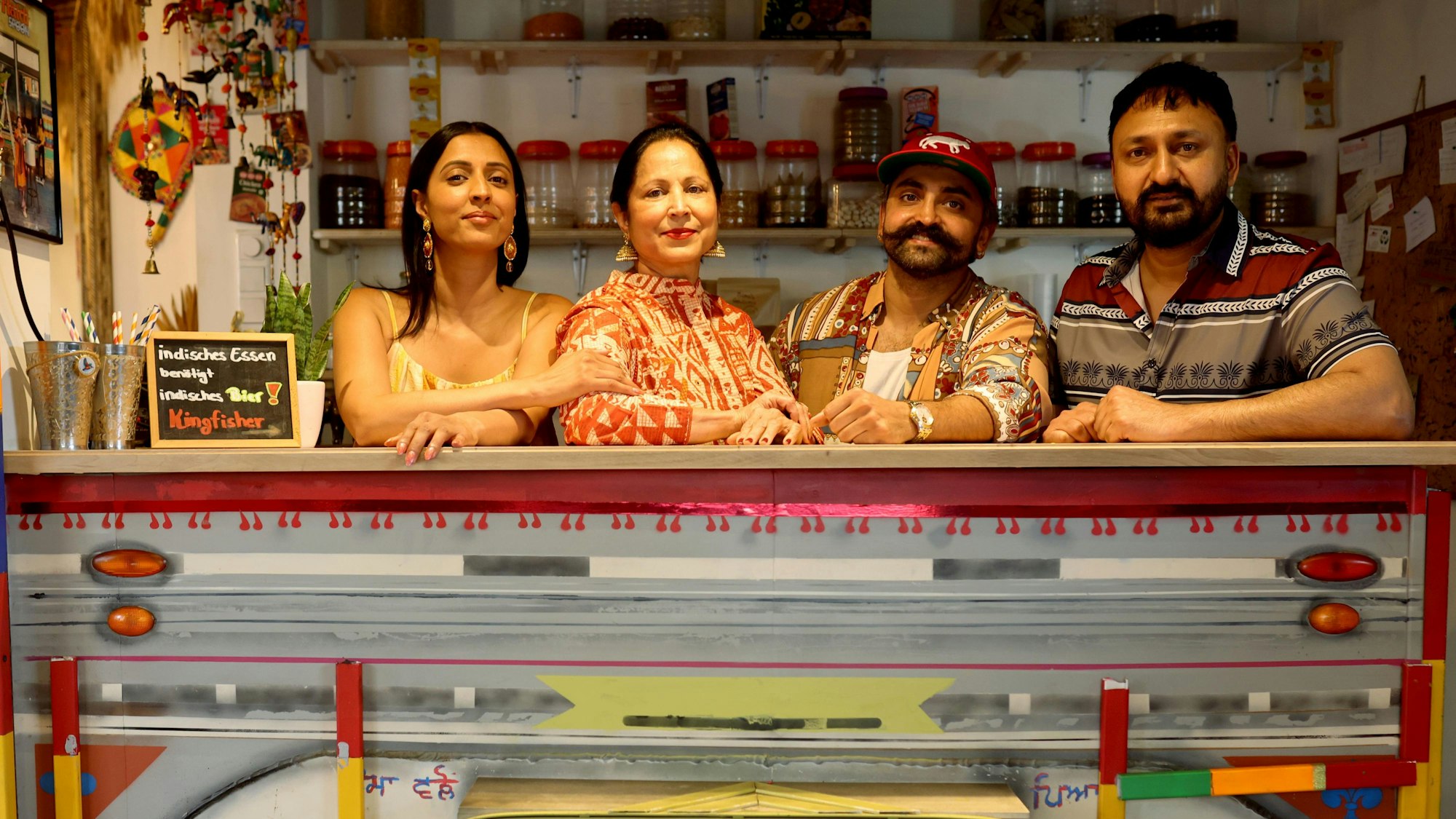 Indisches Streetfood servieren „Mama“ (2. von links) und ihr Team in Köln.