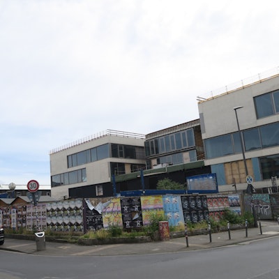 Wie geht’s weiter auf dem Heliosgelände? An der Ecke Heliosstraße/Vogelsanger Straße soll der Kulturbaustein entstehen – irgendwann.