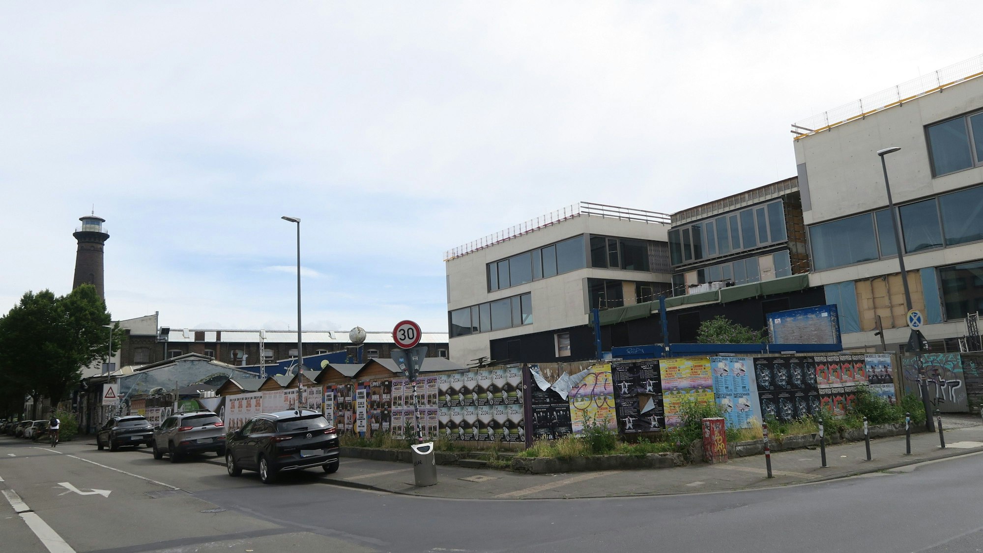 Wie geht’s weiter auf dem Heliosgelände? An der Ecke Heliosstraße/Vogelsanger Straße soll der Kulturbaustein entstehen – irgendwann.