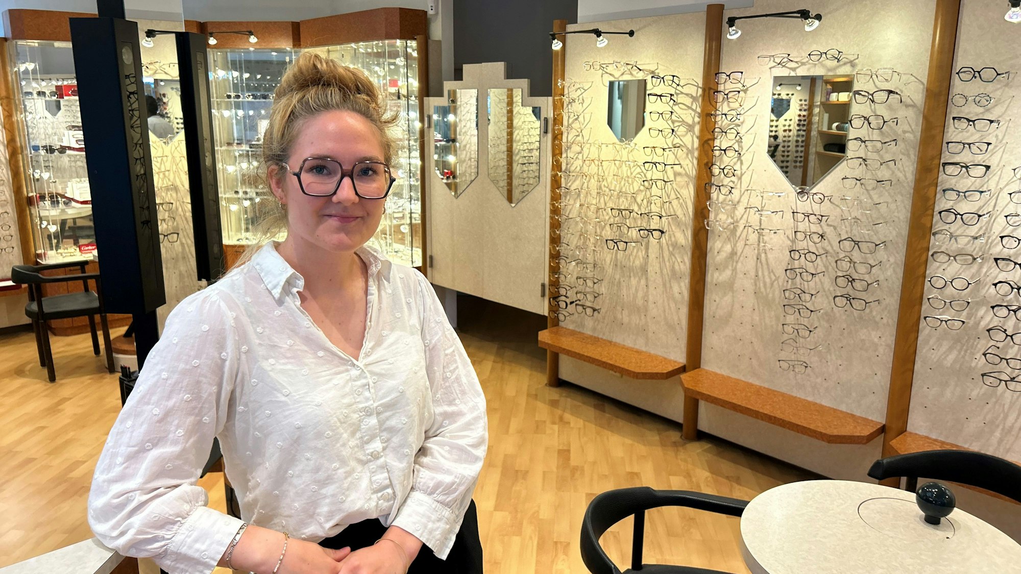 Mit viel Aufwand im Einsatz gegen Einbrecher: Augenoptikermeisterin Christina Rücker.