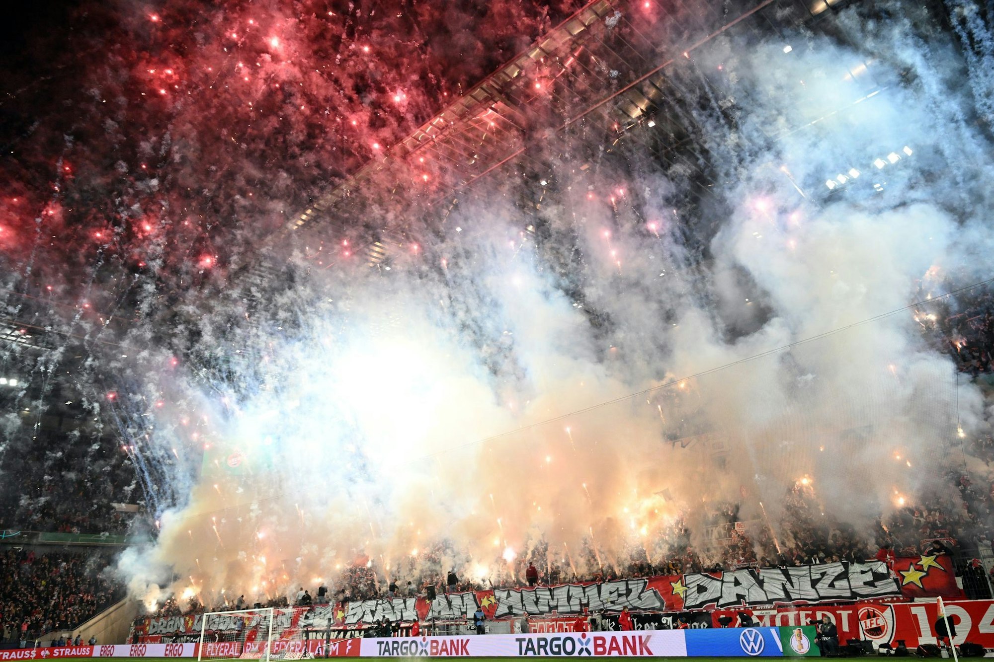 Für die gezündete Pyrotechnik beim Pokalspiel gegen Hertha BSC mussten die Kölner schon weit über 300.000 Euro bezahlen