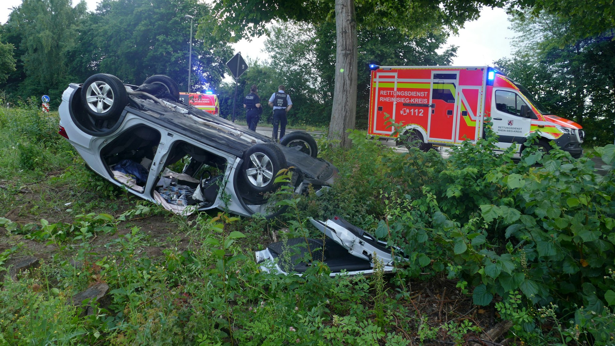 Die Feuerwehr schnitt die Türen des Autos ab, um die Fahrerin befreien zu können.