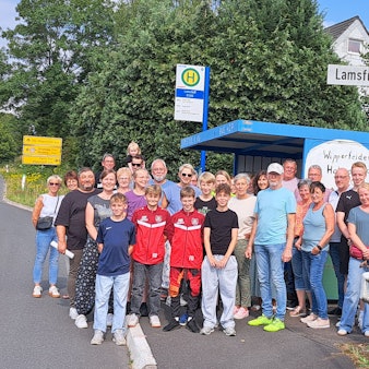 Eine Gruppe Wipperfelder steht in ihrem Ort an einer Bushaltestelle.